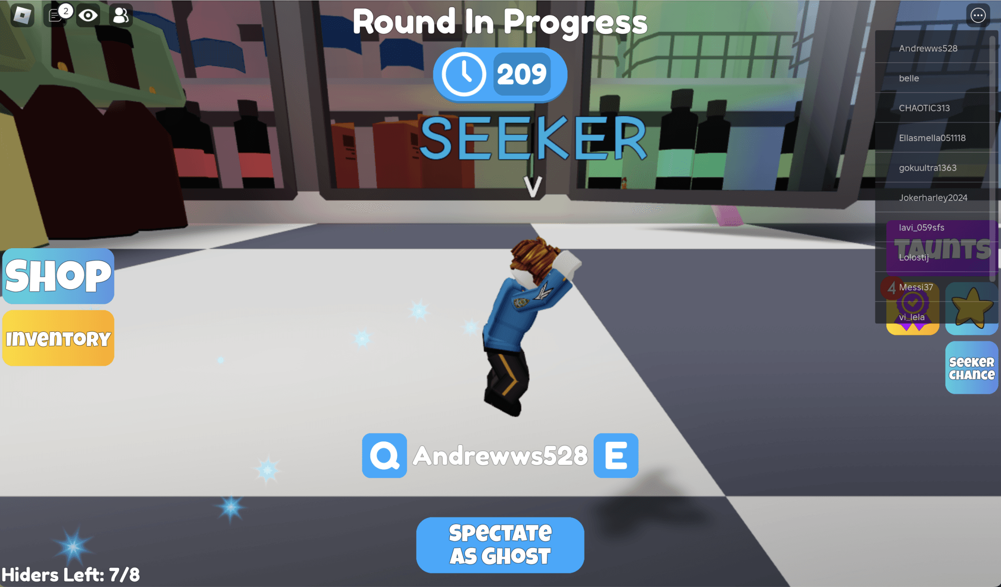 Un colorido pantallazo de Roblox del modo de juego Mega Hide and Seek que muestra a los jugadores en un entorno vibrante.