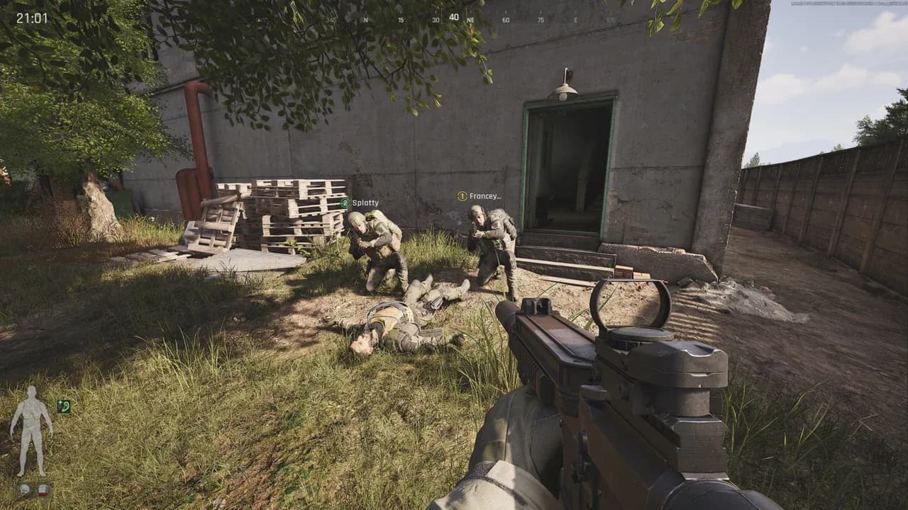 Three soldiers in tactical gear take cover outside a building in the tactical shooter Arena Breakout: Infinite.