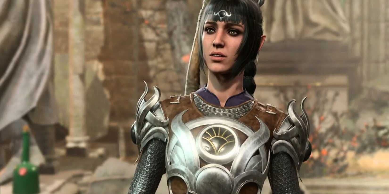 Shadowheart vistiendo la armadura de Justiciera Oscura en Baldur's Gate 3, lista para combate de alto nivel.