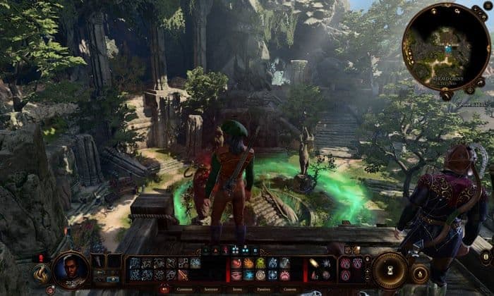 Personajes en Baldur's Gate 3 contemplan una exuberante ruina antigua con un líquido verde brillante y un minimapa detallado.