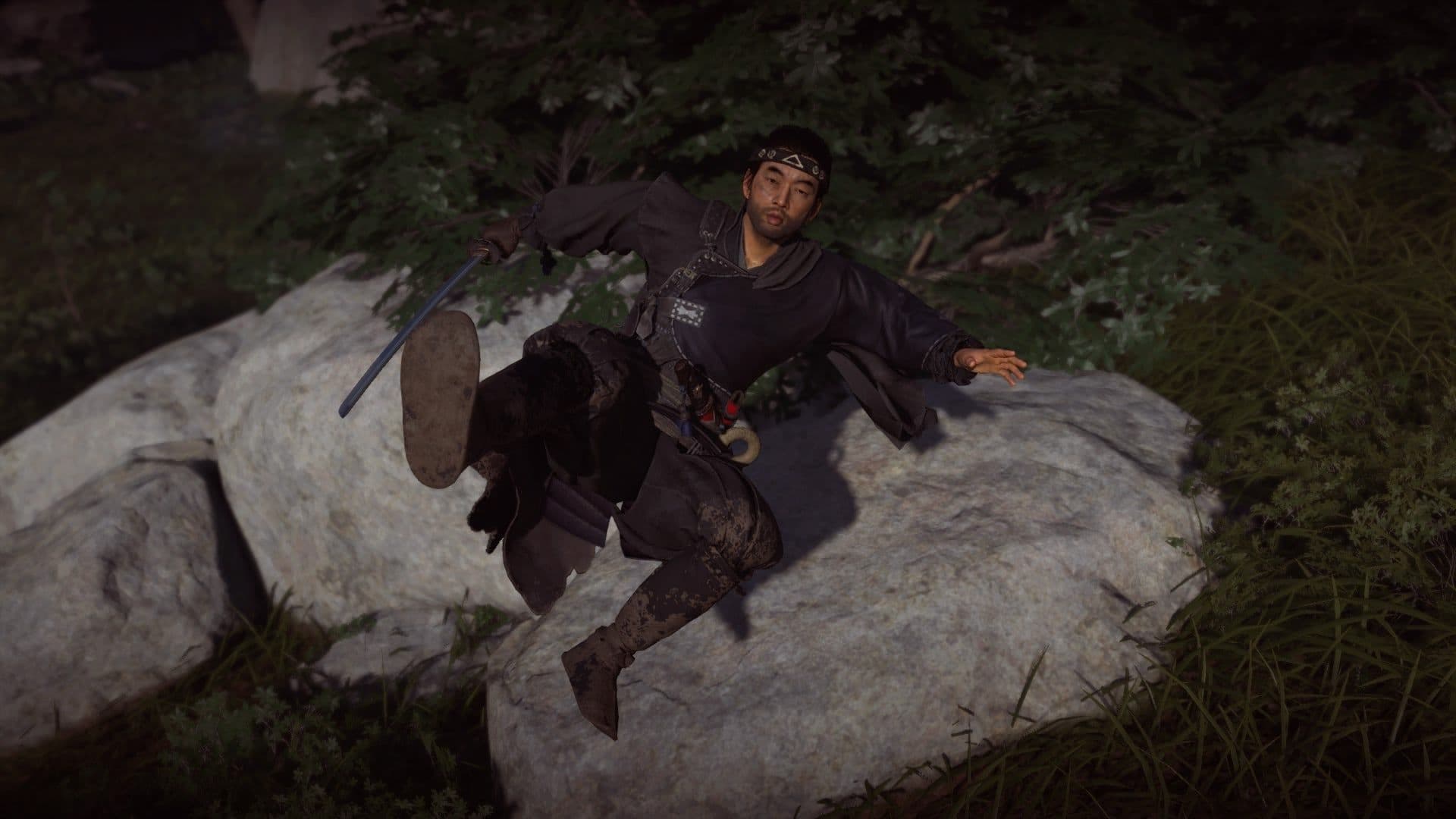 Jin Sakai wearing Tadayori's Armor in Ghost of Tsushima, a powerful early game archery set.