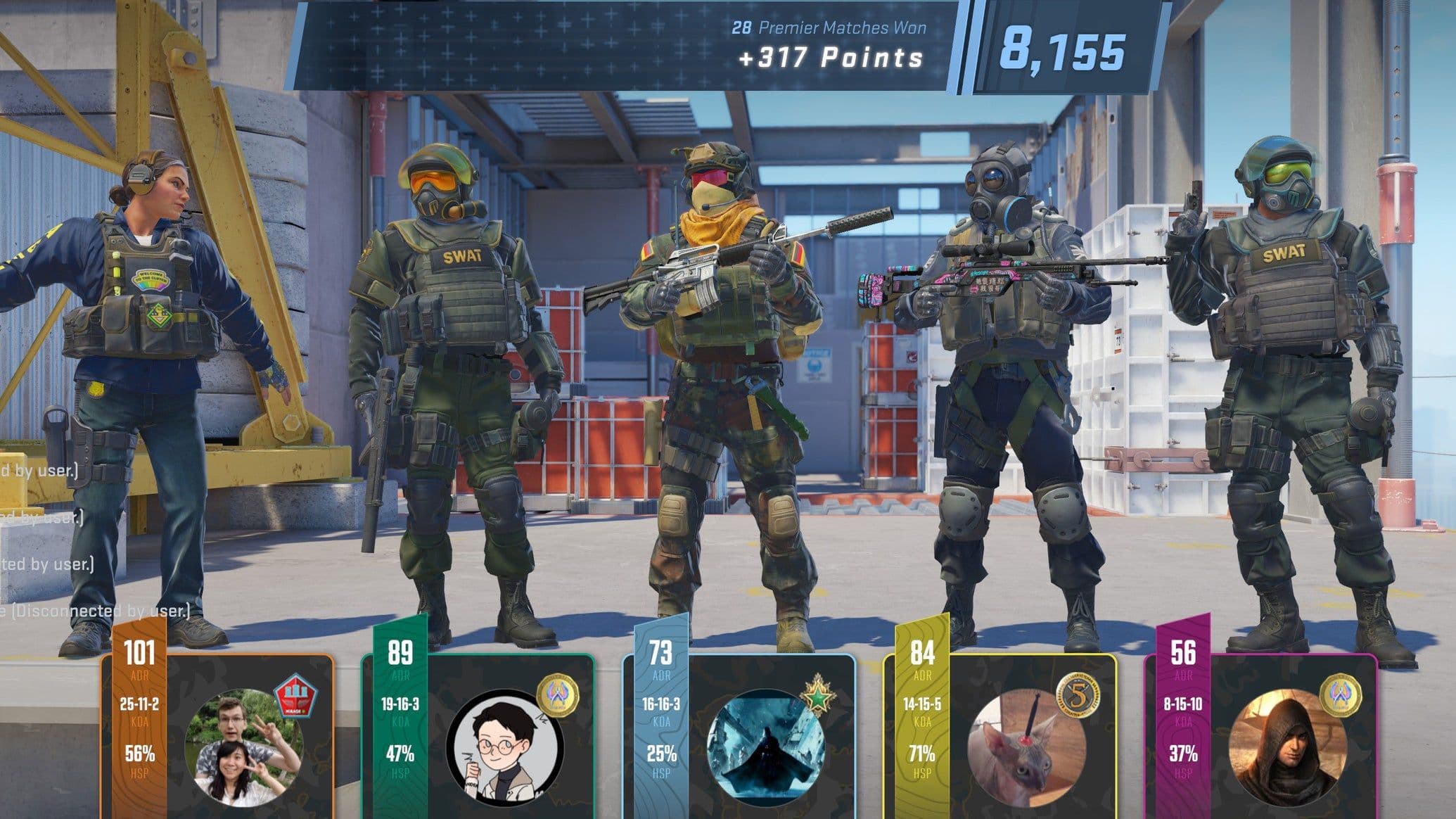 Operadores de Counter-Strike 2 en un entorno industrial de hormigón celebrando la victoria de una partida.