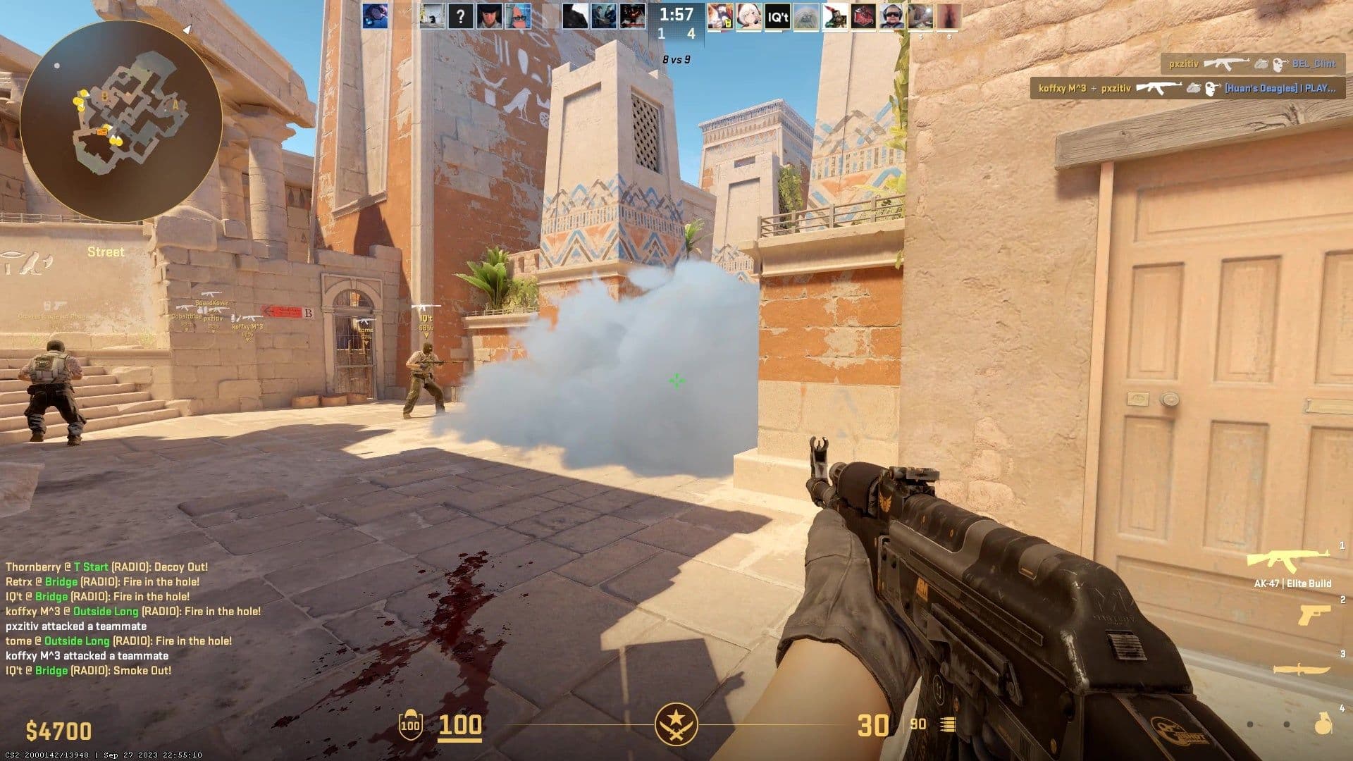 Un jugador de Counter-Strike 2 apunta con un AK-47 a una nube de humo volumétrica en el mapa Anubis.