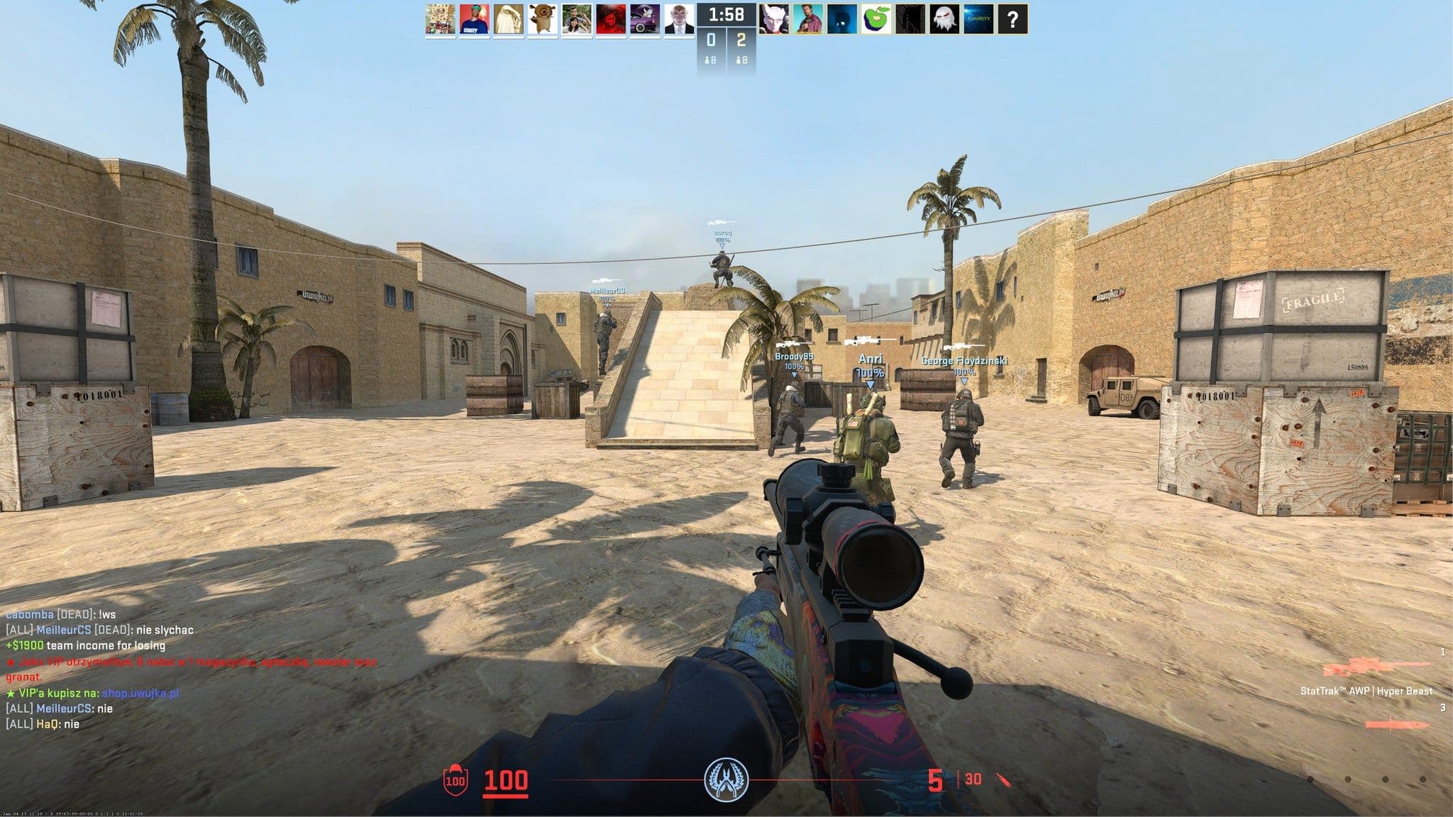 Un mapa de AWP personalizado en Counter-Strike 2 alojado en un servidor de la comunidad que muestra contenido generado por el usuario.