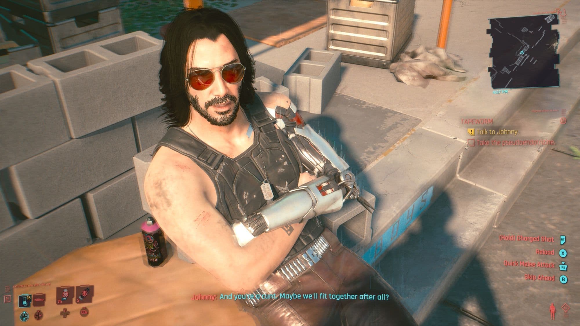 Johnny Silverhand con su brazo cibernético participa en una escena de diálogo en Cyberpunk 2077.