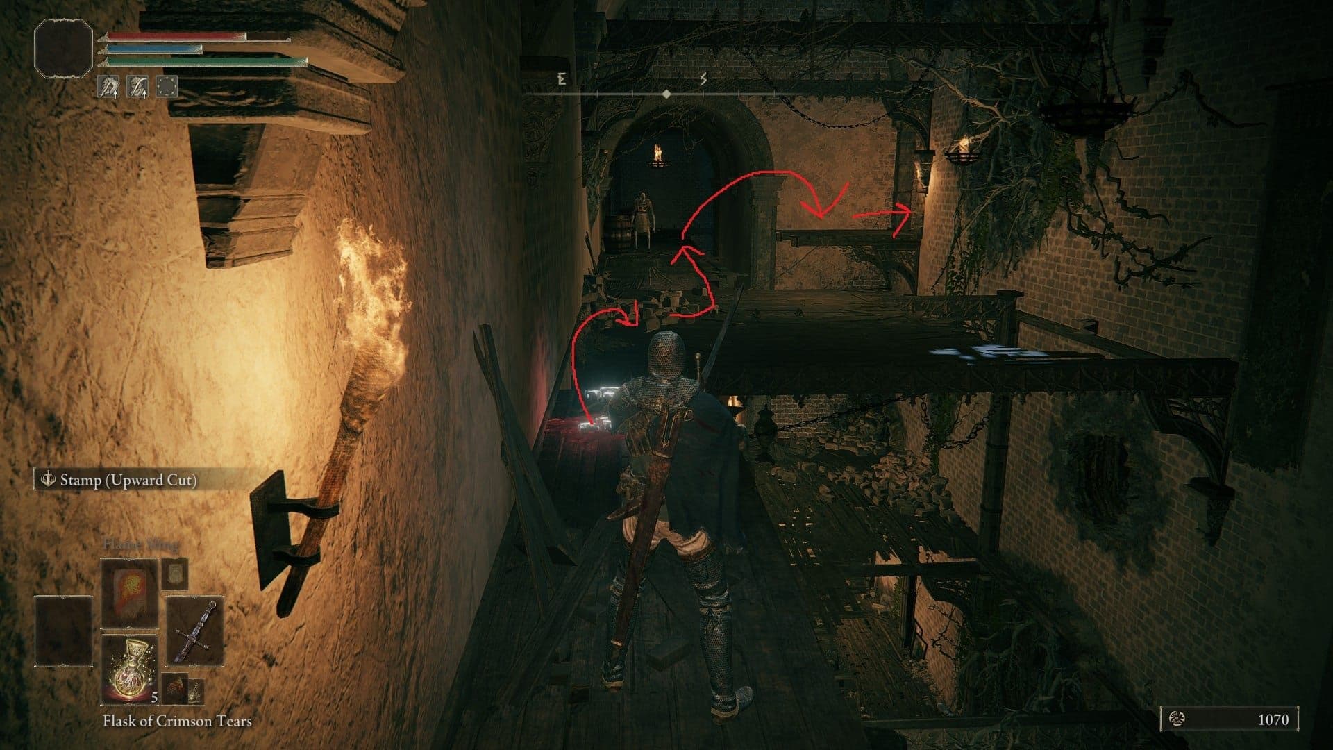 El personaje del jugador sigue flechas rojas en un balcón de madera a lo largo del camino del acantilado del Castillo de Velo Tormentoso (Stormveil Castle).