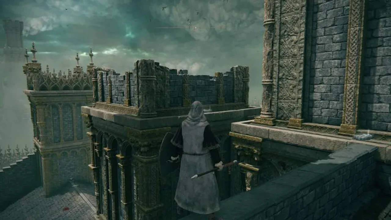 A Tarnished overlooks the gothic spires of Stormveil Castle in Elden Ring during a stormy evening.