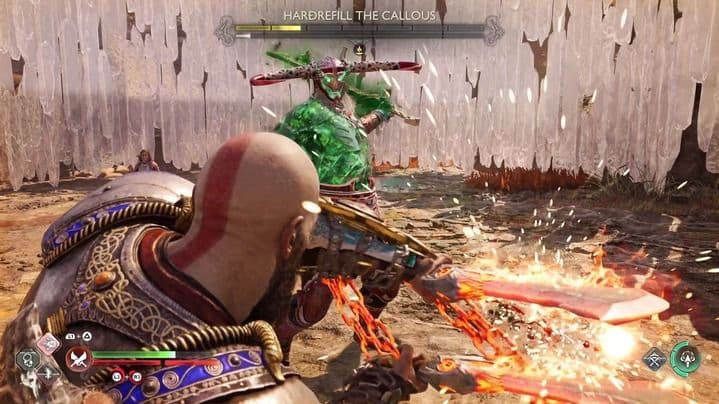 Kratos lucha contra un berserker fantasmal en God of War Ragnarök durante una desafiante pelea contra un jefe del endgame.
