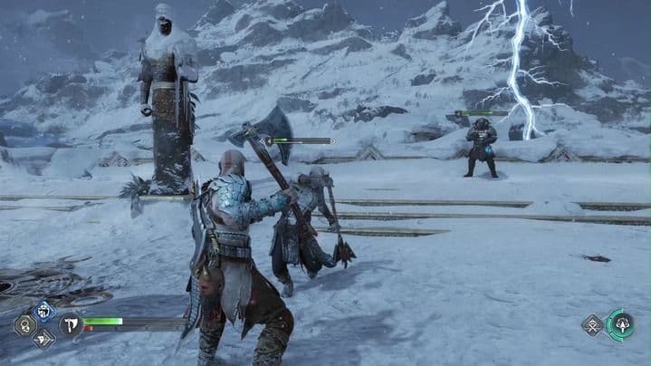 Kratos lucha contra enemigos en las nieves de Midgard durante el combate de God of War Ragnarök