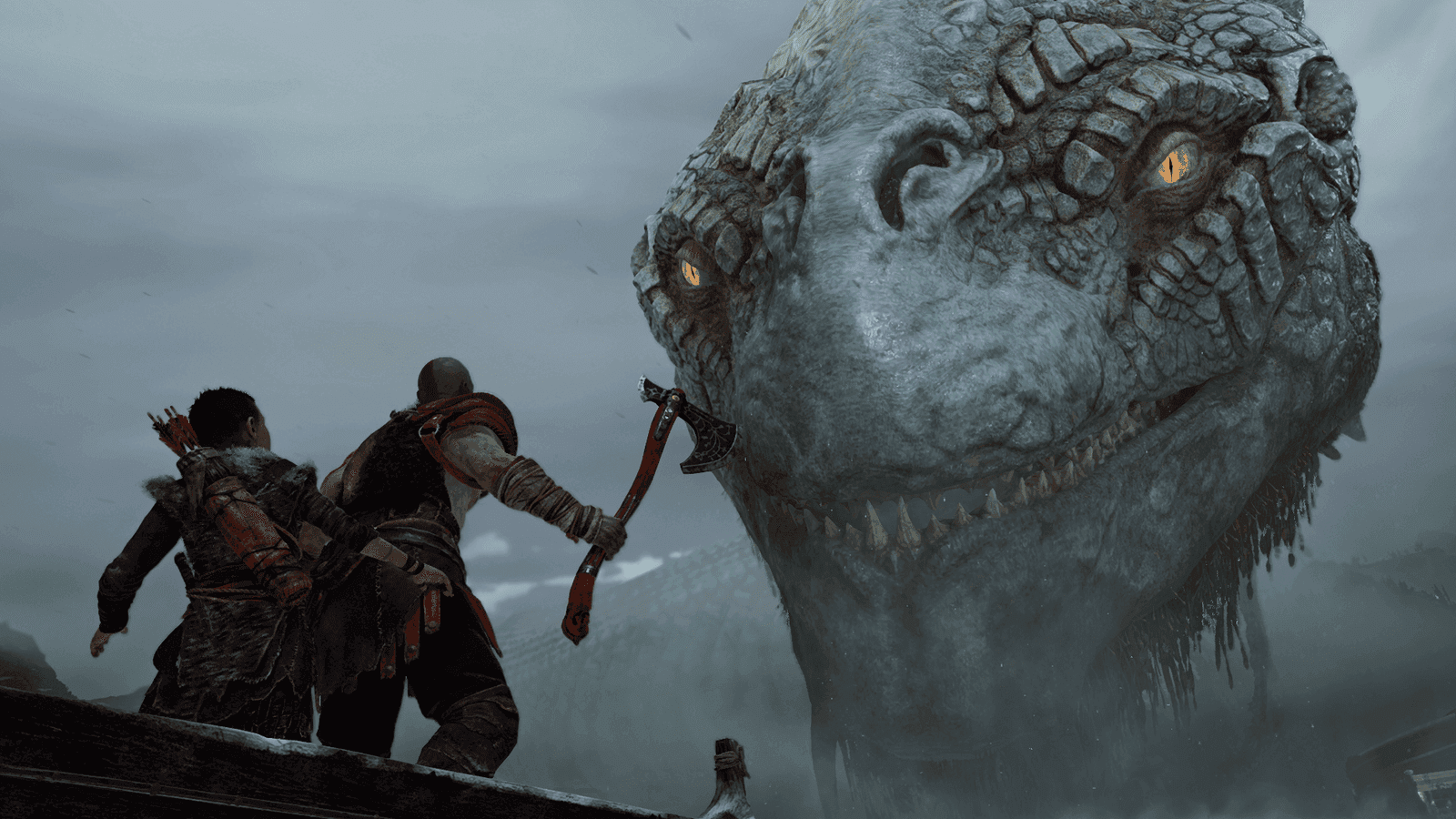 Kratos y Atreus se enfrentan a una colosal criatura acorazada en las tierras salvajes de God of War.