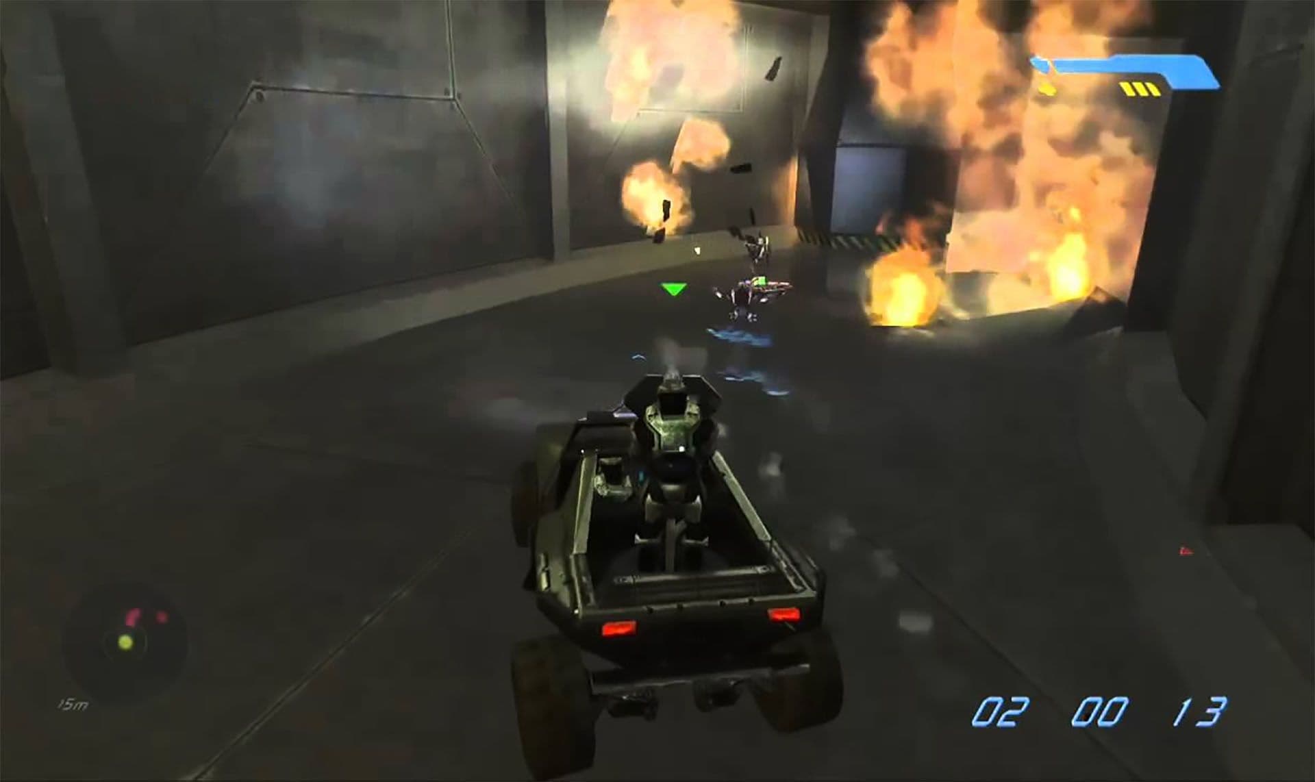 El Jefe Maestro conduce un Warthog durante la huida a alta velocidad en la misión final de Halo: El Combate ha Evolucionado.