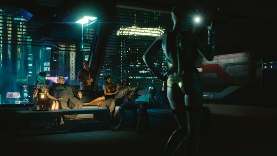 Una vista en primera persona del combate en Cyberpunk 2077 con armamento de alta tecnología.