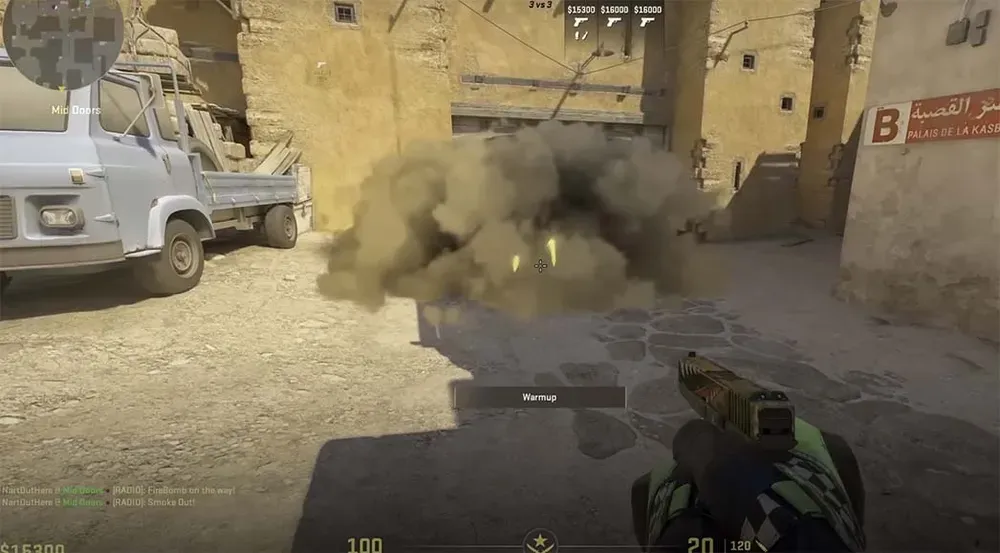 Un jugador en Counter-Strike 2 utiliza granadas y disparos para manipular el humo en un mapa urbano.