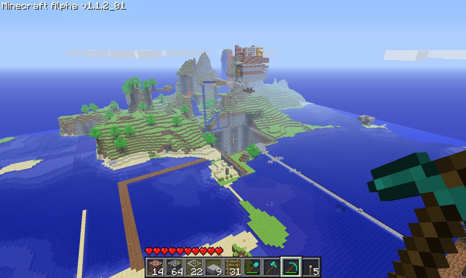 Una extensa isla flotante con cascadas y estructuras complejas muestra el potencial creativo de Minecraft.