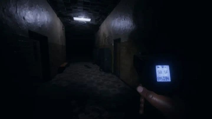 Un jugador monitorea la temperatura de la habitación en Phasmophobia para rastrear la actividad fantasmal durante una investigación.
