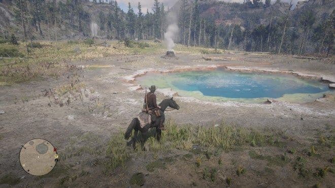 Arthur Morgan de pie junto a su caballo en Red Dead Redemption 2 donde las armas se guardan en la montura.