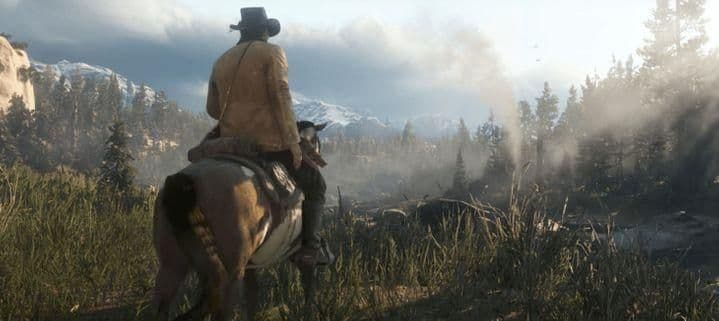 Arthur Morgan observa un campamento desde su caballo en el extenso paisaje de 1899 de Red Dead Redemption 2.