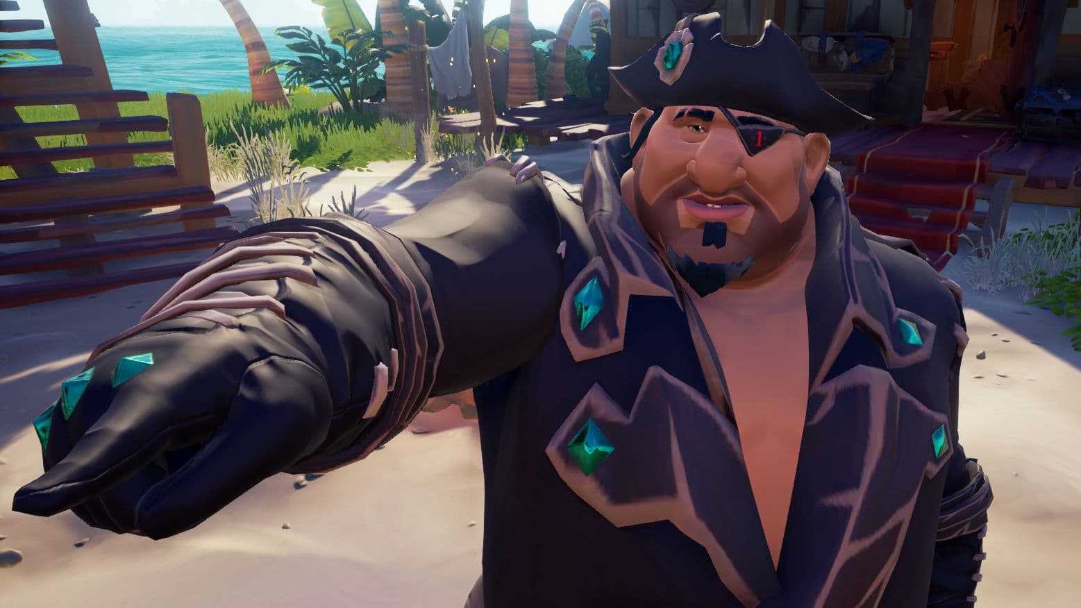 Un pirata con un parche en el ojo explora una exuberante playa tropical en el mundo sandbox de Sea of Thieves.