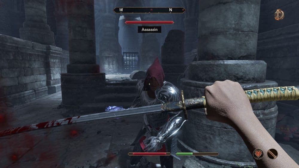 El personaje del jugador bloquea un ataque de un asesino del Amanecer Mítico en The Elder Scrolls IV Oblivion.