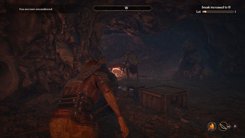 Un arquero elfo del bosque se infiltra en una cueva en The Elder Scrolls IV Oblivion Remastered, mostrando los visuales de motor dual.